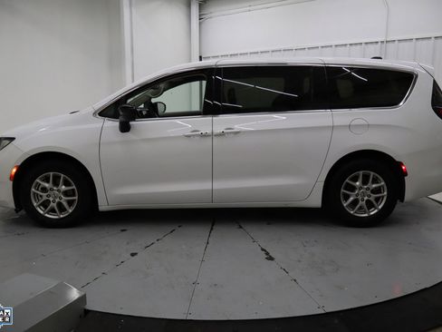 Used 2024 Chrysler Voyager LX image 9