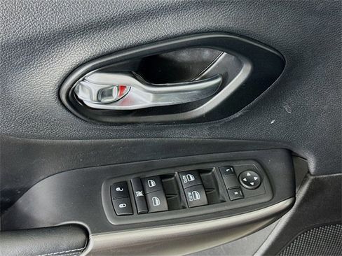 Used 2020 Jeep Cherokee Latitude Plus image 17