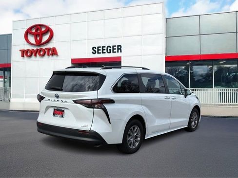 Used 2024 Toyota Sienna XLE image 3