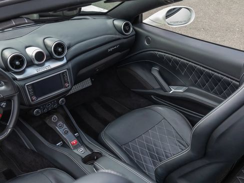Used 2016 Ferrari California T RWD image 67