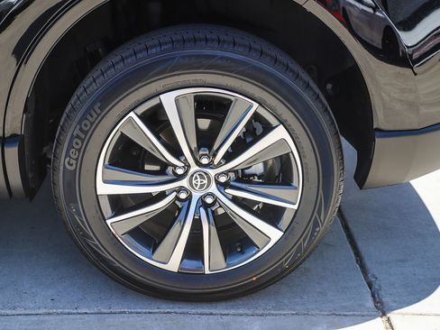 Certified 2023 Toyota Venza LE AWD/4WD image 11