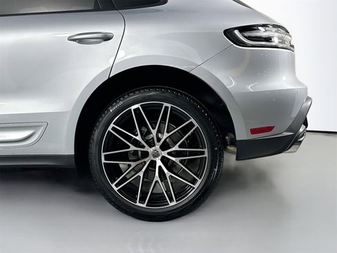 Certified 2025 Porsche Macan image 12