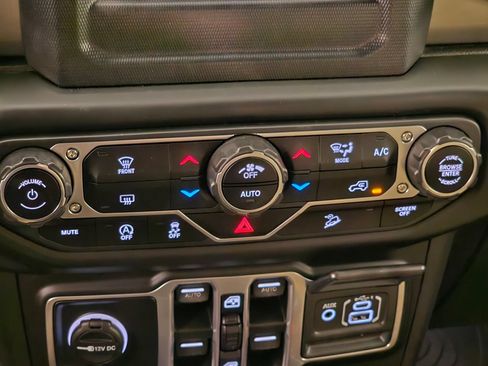Used 2018 Jeep Wrangler Unlimited Sahara AWD/4WD image 12