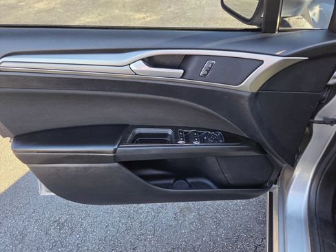Used 2020 Ford Fusion SE FWD image 22