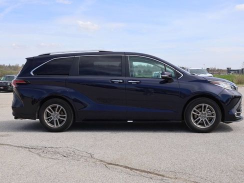 Used 2023 Toyota Sienna Limited AWD/4WD image 7