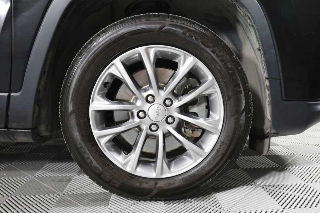 Used 2019 Jeep Cherokee Latitude Plus w/ Comfort/Convenience Group FWD image 6