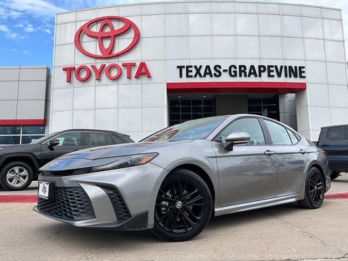 Used 2025 Toyota Camry SE image 2