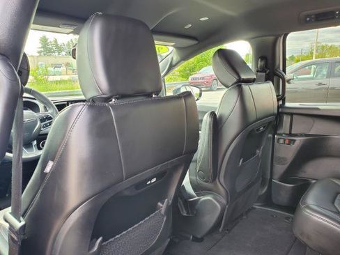 Used 2025 Chrysler Pacifica Select FWD image 25