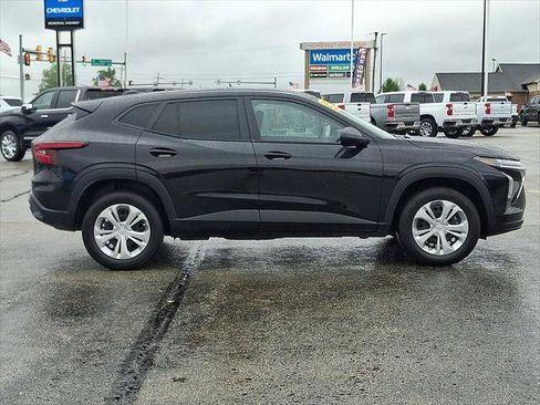 Used 2024 Chevrolet Trax LS FWD image 8