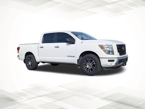 Used 2021 Nissan Titan SV w/ SV Convenience Package image 2