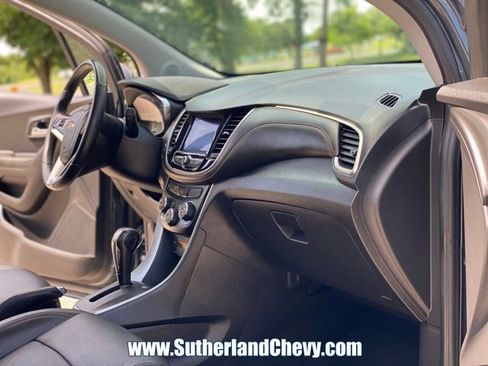 Used 2022 Chevrolet Trax LT w/ Premium Seat Package AWD/4WD image 16