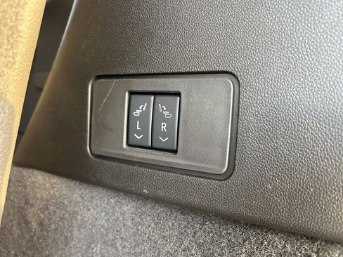 Used 2025 Cadillac XT6 Luxury image 44