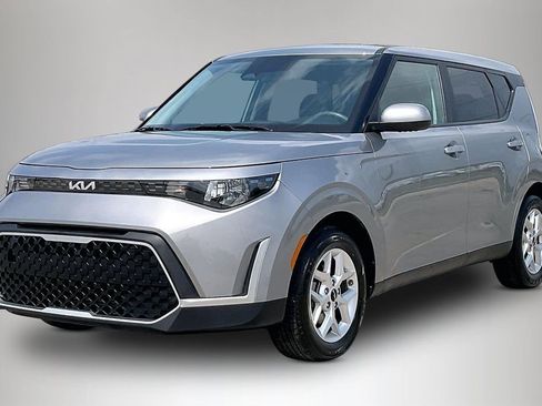 Used 2025 Kia Soul LX w/ LX Technology Package FWD image 2