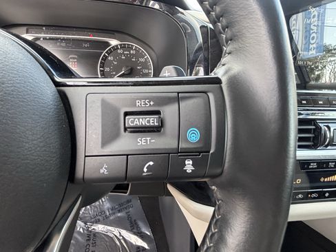 Used 2025 Nissan Pathfinder SL FWD image 27
