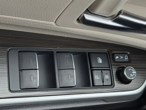 Used 2023 Toyota Sienna Platinum image 19