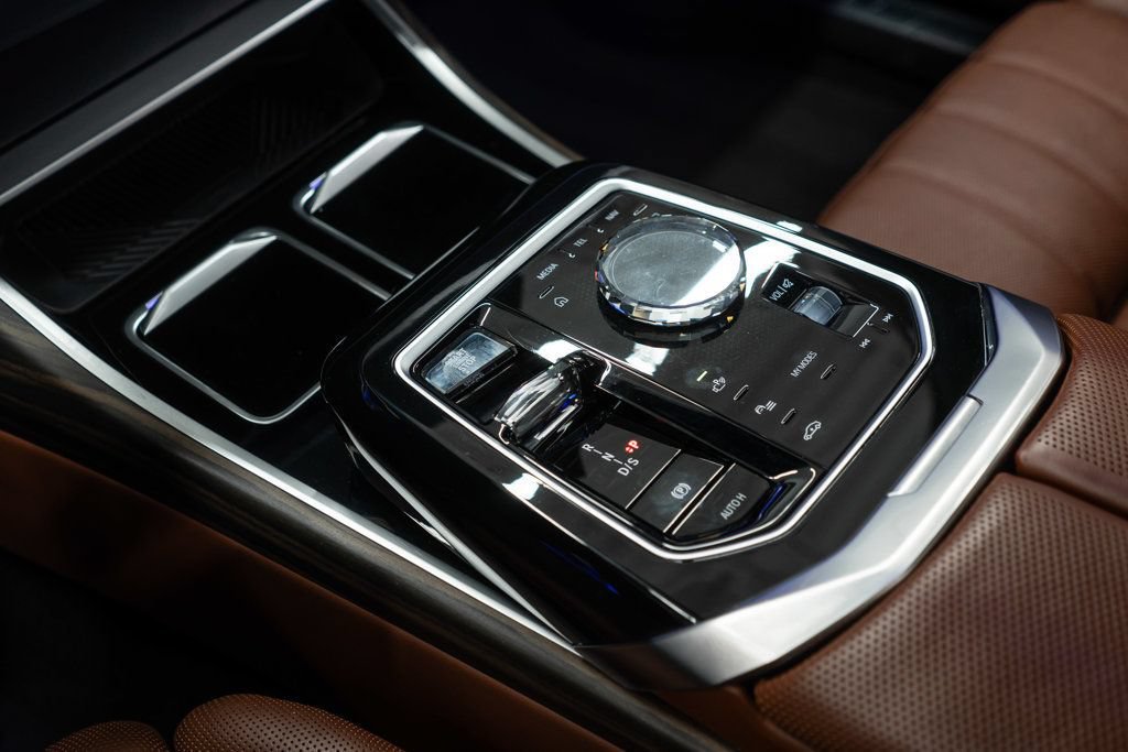 Used 2023 BMW 760i xDrive AWD/4WD image 29
