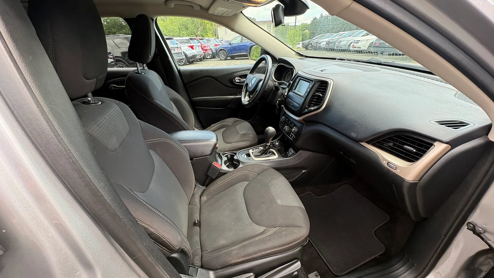 Used 2017 Jeep Cherokee Latitude AWD/4WD image 29