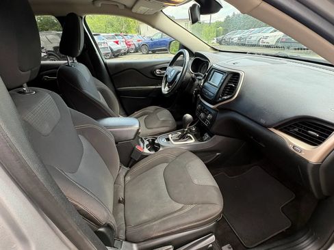 Used 2017 Jeep Cherokee Latitude AWD/4WD image 29