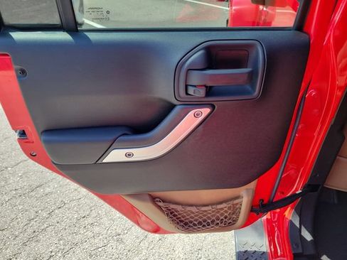 Used 2015 Jeep Wrangler Unlimited Sahara w/ Dual Top Group AWD/4WD image 9