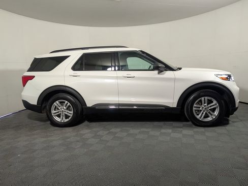 Certified 2022 Ford Explorer XLT image 3