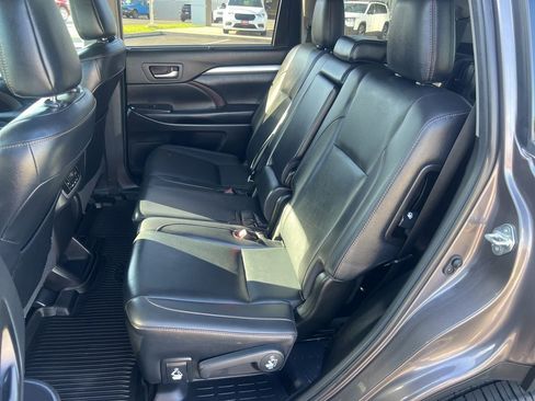 Used 2019 Toyota Highlander XLE FWD image 28