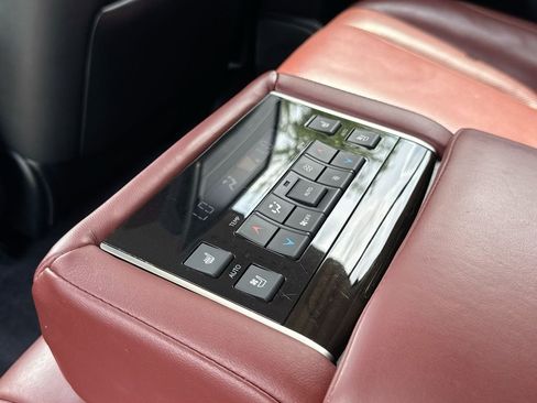 Used 2017 Lexus LX 570 4WD w/ Luxury Package image 32