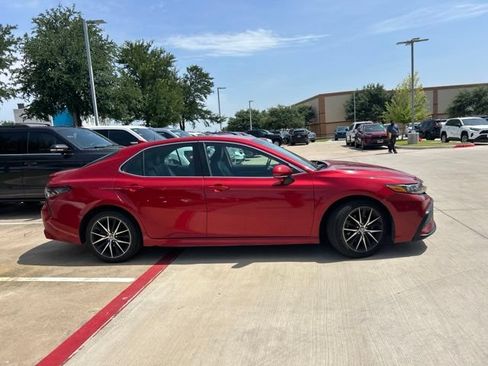 Used 2022 Toyota Camry SE FWD image 2