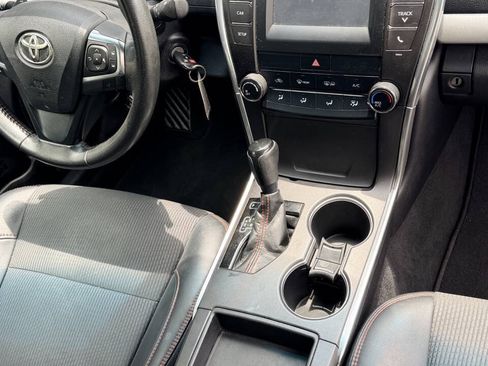 Used 2017 Toyota Camry SE FWD image 3
