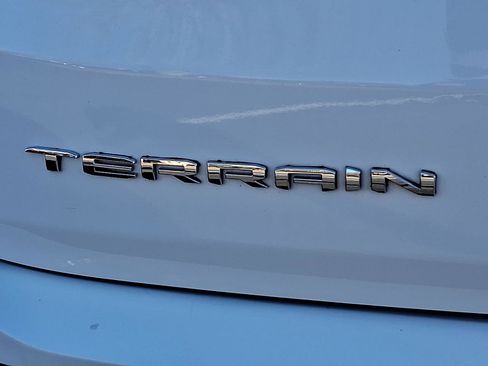 Used 2024 GMC Terrain SLT image 31