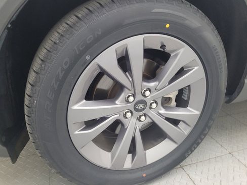 Used 2022 Ford Explorer XLT w/ Equipment Group 202A AWD/4WD image 31