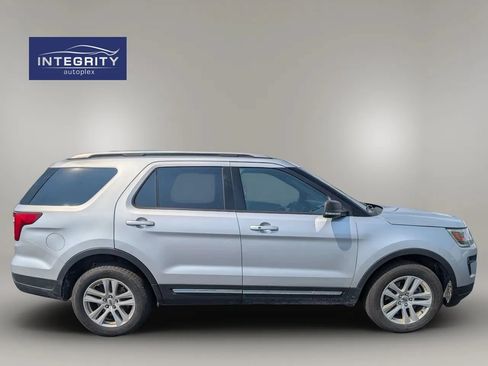 Used 2019 Ford Explorer XLT w/ Equipment Group 202A AWD/4WD image 6