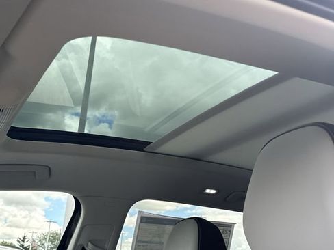 Used 2025 Volkswagen Tiguan SE image 18