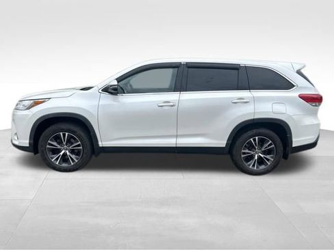 Used 2019 Toyota Highlander LE AWD/4WD image 2