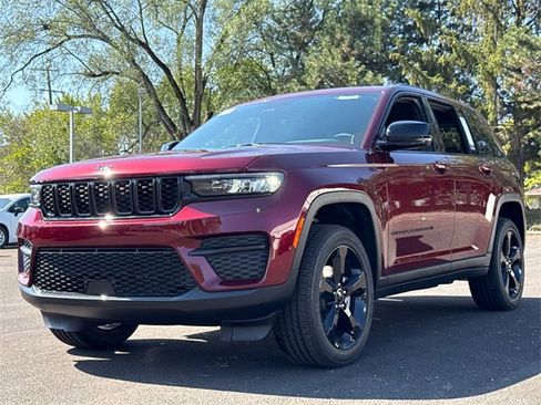 New 2025 Jeep Grand Cherokee Altitude image 10