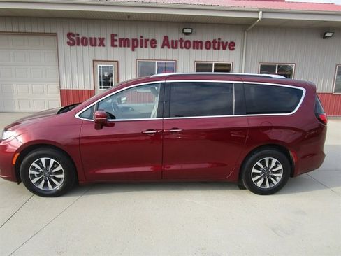 Used 2021 Chrysler Pacifica Touring-L image 2