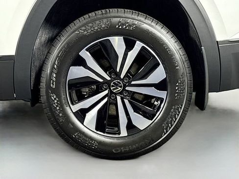 New 2026 Volkswagen Atlas SE image 32