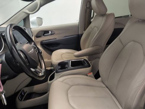 Used 2021 Chrysler Pacifica Touring-L FWD image 17