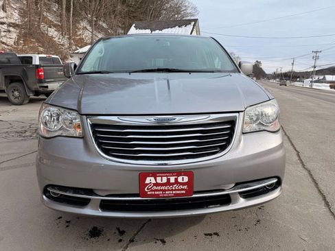 Used 2016 Chrysler Town & Country Touring image 2