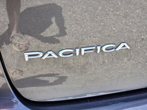 Used 2023 Chrysler Pacifica Touring-L FWD image 17
