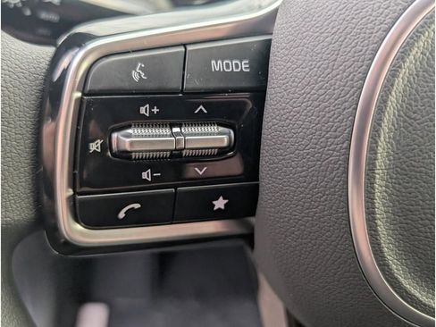 New 2025 Kia Sorento LX image 18