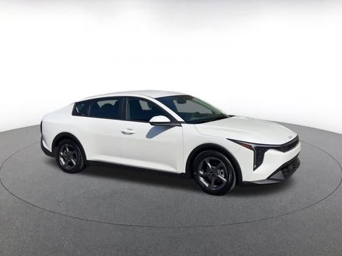 Used 2025 Kia K4 LXS image 2