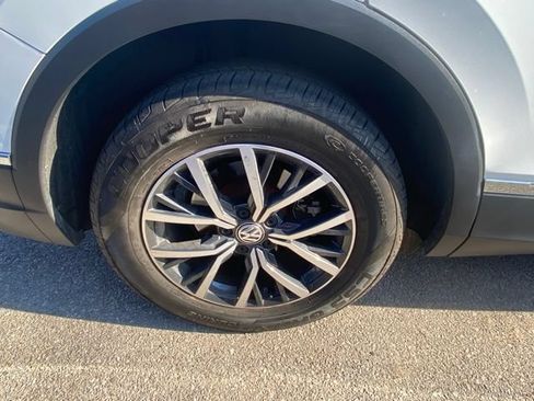 Used 2020 Volkswagen Tiguan SE w/ Panoramic Sunroof Package AWD/4WD image 11