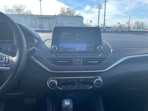 Used 2025 Nissan Altima 2.5 SV image 17