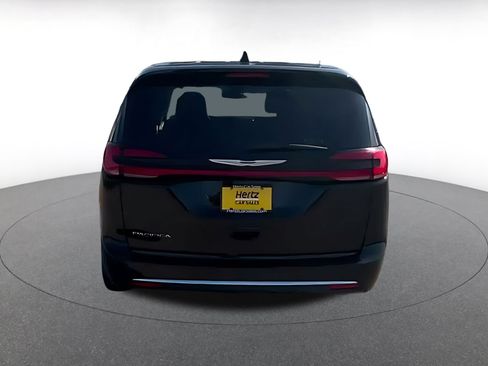 Used 2024 Chrysler Pacifica Touring-L FWD image 10