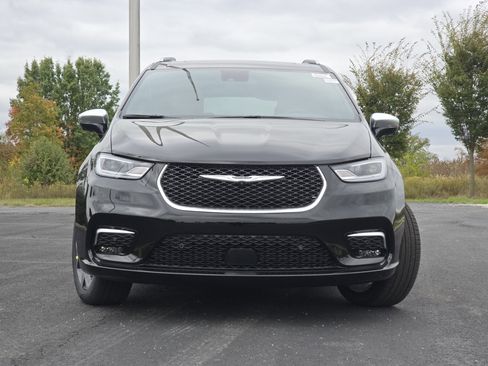 New 2026 Chrysler Pacifica Pinnacle w/ Trailer Tow Group image 12