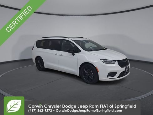 Certified 2025 Chrysler Pacifica Limited image 3