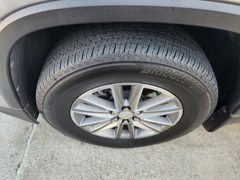 Used 2023 Chevrolet Traverse LT image 8