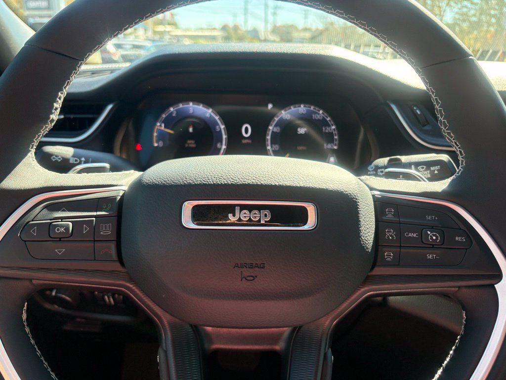 Used 2025 Jeep Grand Cherokee Laredo X w/ Luxury Tech Group I AWD/4WD image 15