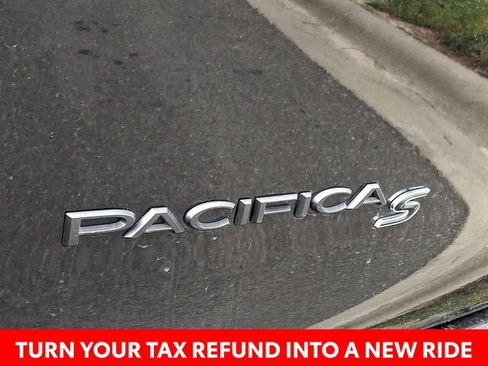 Used 2025 Chrysler Pacifica Limited image 24