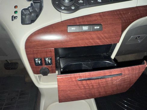 Used 2014 Toyota Sienna XLE image 17